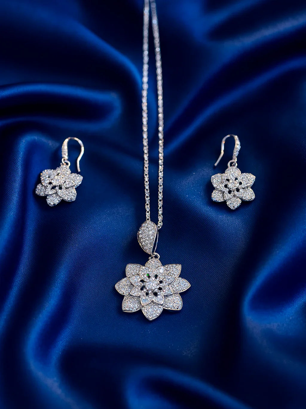 Luxury Floral Crystal Necklace & Earrings Set – Elegant Sparkle